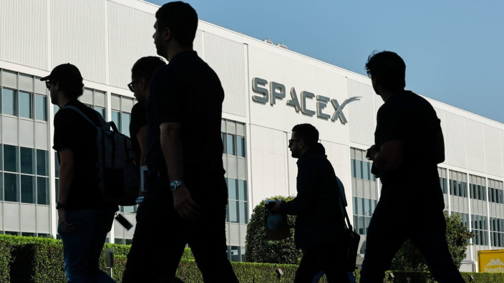 spacex_hq.jpg SpaceX总部大楼外的行人