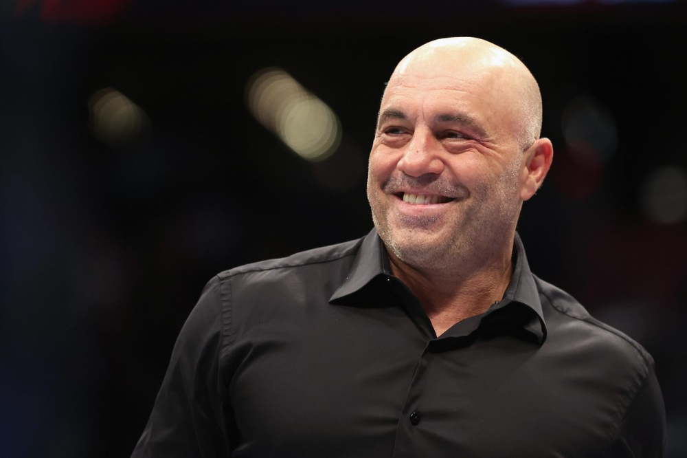 joe_rogan_spotify.jpg 播客主持人乔·罗根在场馆后台微笑(Getty Images供图)