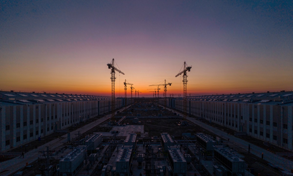 暮色中在建的大型AI数据中心园区(报价宝配图)
